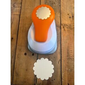 Fiskars Lever Gift Tag Paper Punch Crafting Papercrafts Scrapbooking 2.75 inch